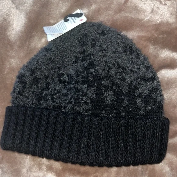 NWT Lululemon Black/Grey Ombre Knit Textured Beanie - Never Worn OS